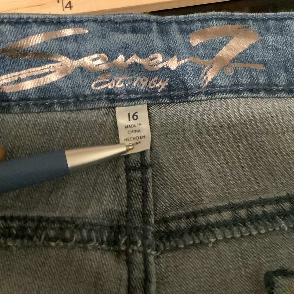 Seven 7 Women’s Sunset light distressed frayed hem Bermuda shorts size 16‎ - Picture 3 of 6